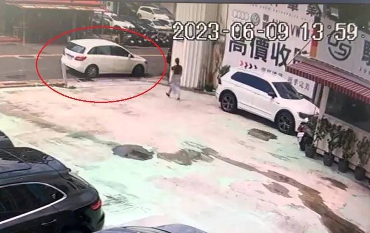 業者貼出監視器畫面，控白色賓士女駕駛擋住他們營業場所出入口，她一開始是好聲好氣去跟對方溝通移車。翻攝自臉書「爆料公社二社」