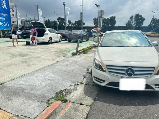 停紅線擋店門口！女駕駛還開車衝撞　業者怒PO網：就是要公審她