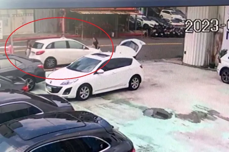 業者指控白色賓士車女駕駛衝撞她們。翻攝自臉書「爆料公社二社」