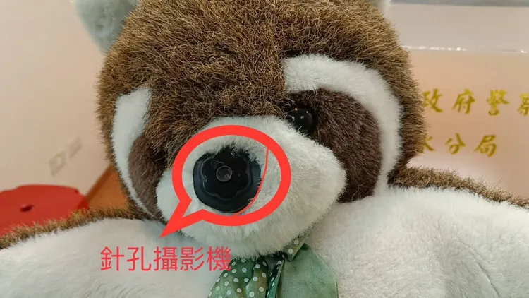 嫌犯在小熊玩偶內裝設針孔攝影機。翻攝畫面