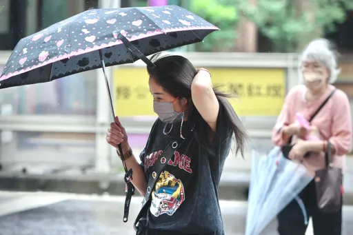 記得帶傘！今晚4縣市大雨特報　台南明日飆36°C以上高溫