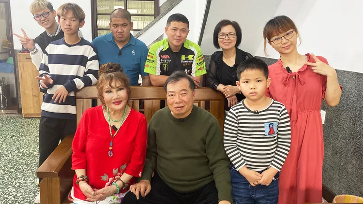 廖峻(前左2)與澎澎(前左1)擔任《誰來晚餐14》嘉賓。公視提供