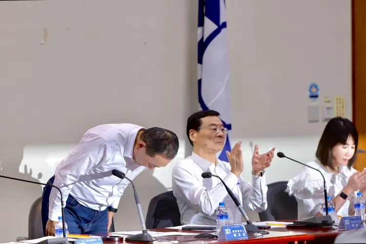 侯友宜給所有中常委一鞠躬。林林攝