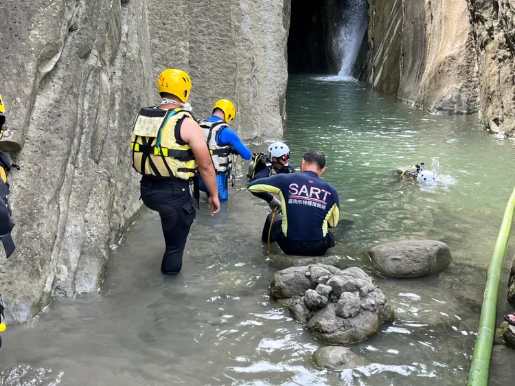 千層岩瀑布遊客溺水，就難人員搜索中。翻攝畫面