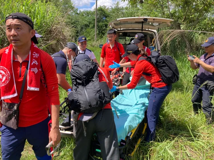 患者以獨輪車搬運下山後，由救護車送醫搶救。民眾提供