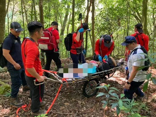 百人登山隊挑戰谷關七雄 76歲男突意識不清倒地!獨輪車搬運送醫