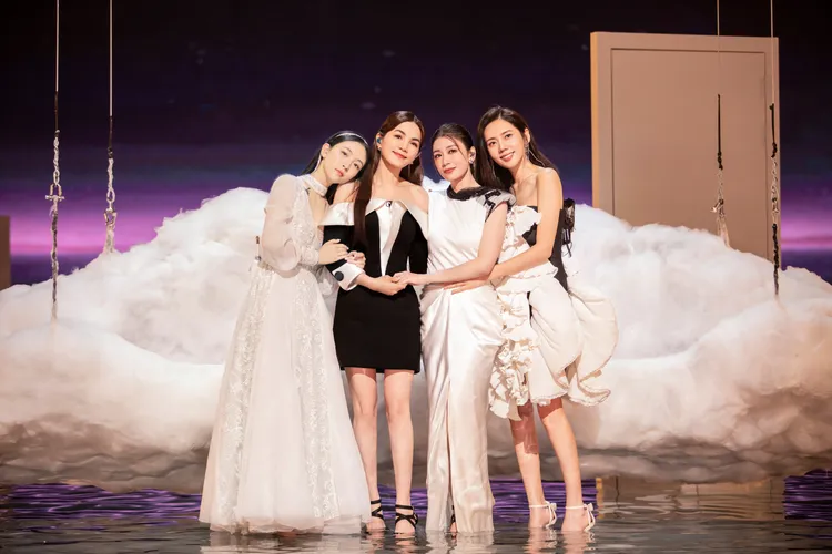 吳倩（左起）在《乘風2023》第二次舞台公演時，和Ella、賈靜雯、秋瓷炫演唱《一起吃苦的幸福》。翻攝乘風2023微博