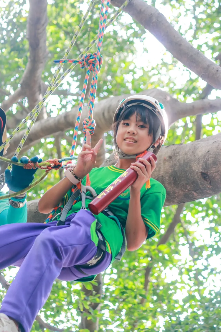 忠義國小舉辦攀樹畢業典禮。教育局提供