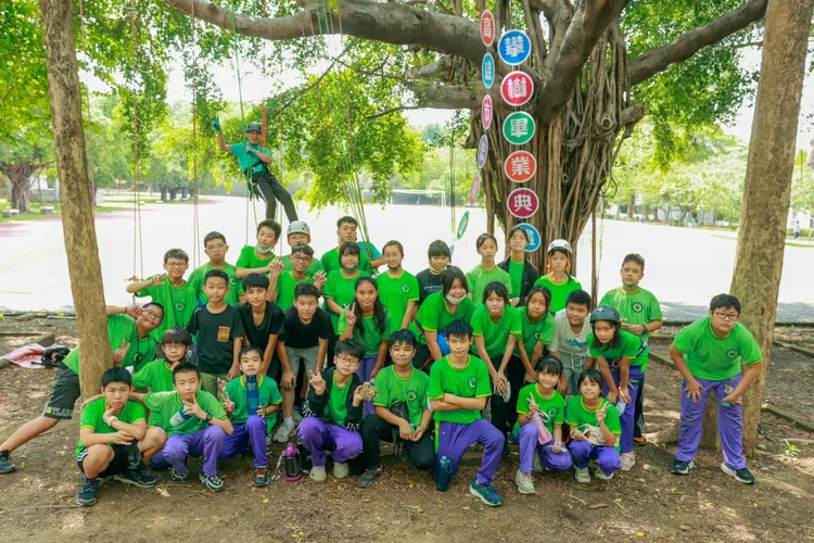 忠義國小舉辦攀樹畢業典禮。教育局提供