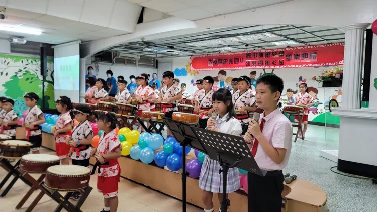 忠義國小舉辦畢業典禮學生表演。教育局提供