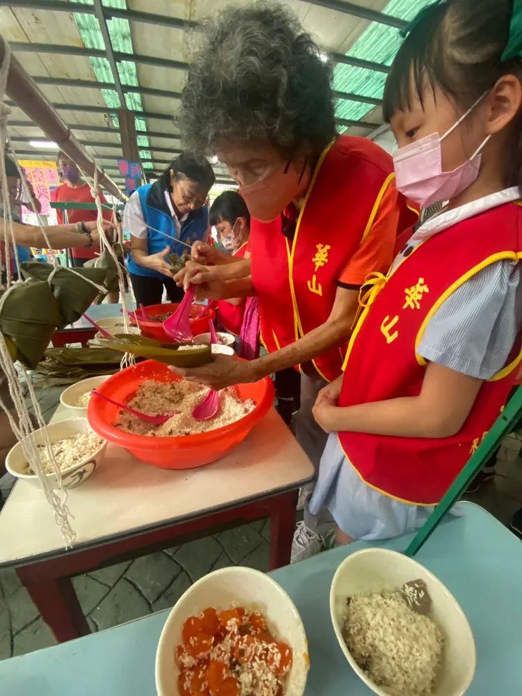 幼兒園學童與獨居老人一齊包肉粽。翻攝畫面