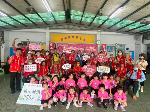 幼兒園孩童攜手獨居長者 聚「粽」一心!齊包肉粽端午享溫馨