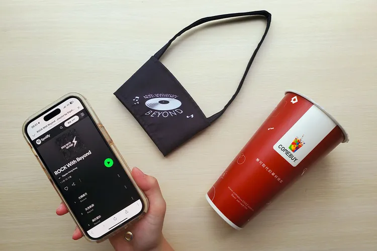 COMEBUY跨界聯名環球音樂，參加限定活動即可獲得限量搖滾傳奇半截杯袋乙個。COMEBUY提供