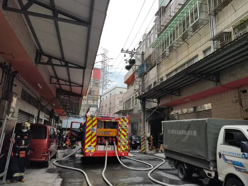 新北汐止家庭式工廠冒濃煙 疑工人維修自動販賣機起火