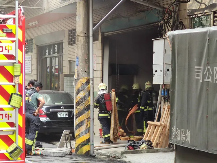 消防人員入內滅火。翻攝畫面