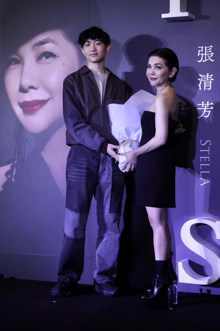 張清芳與兒子在慶功記者會同框。林林攝