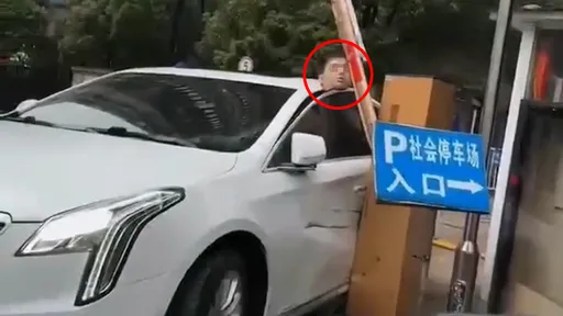 駛出停車場「車門夾頸殺駕駛」　網驚：這什麼奇葩的死法