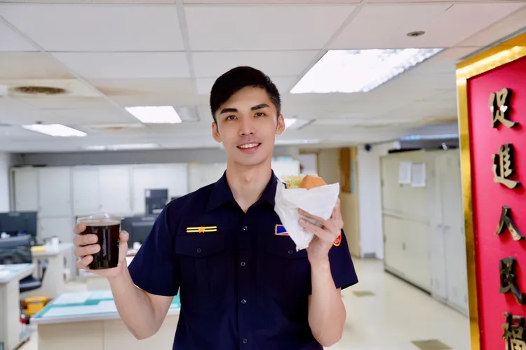 同仁拿到早餐。翻攝畫面