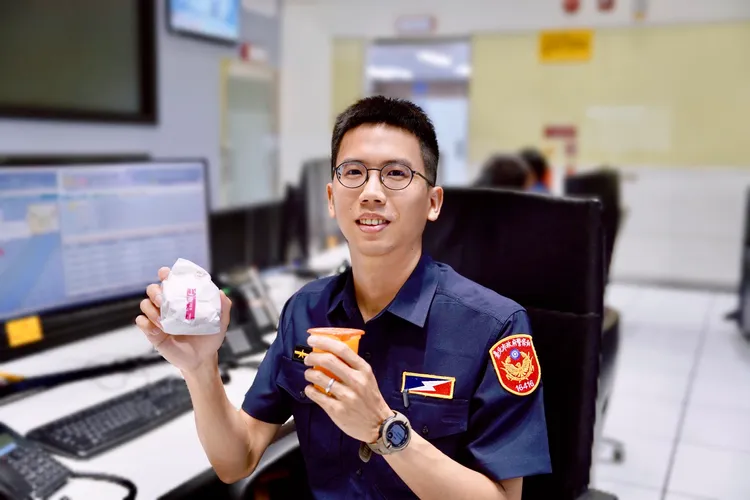 拿到早餐後堅守崗位的警察同仁。翻攝畫面