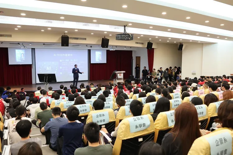 郭台銘31日金大演講，走道上也坐滿學生。取自郭台銘臉書