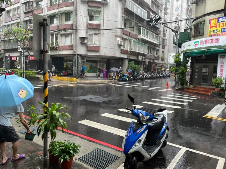 永和國光路於大雨減緩後於10分鐘內退水。新北市府提供