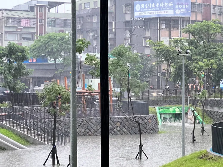 中和壽德滯洪池公園於豪大雨侵襲下發揮滯洪功能。新北市府提供