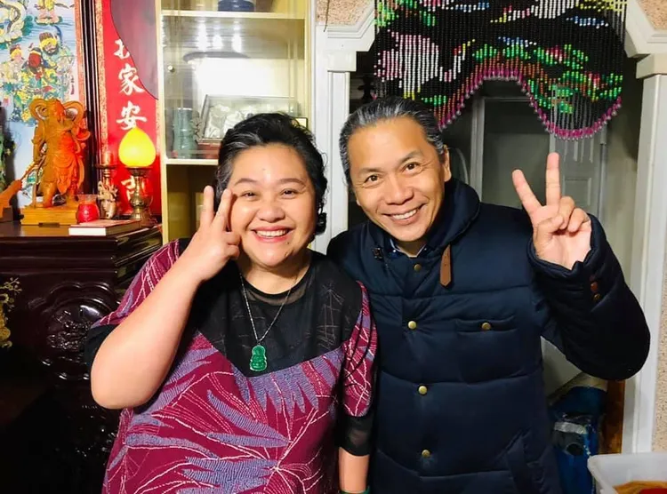 彩香（左）的一哥換人了。