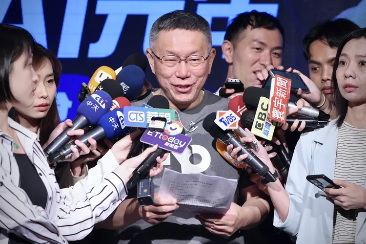 柯文哲笑指民進黨政府組織了一個「國家詐騙隊」，並稱自己的眼睛業障重，「原來民進黨一切都是假的」。林林攝