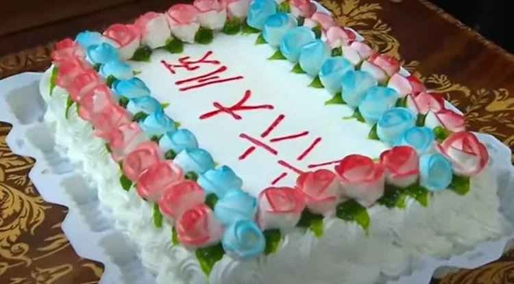 普丁為習近平準備了寫有中文「六六大順」的蛋糕。翻攝Kremlin Pool Photo 