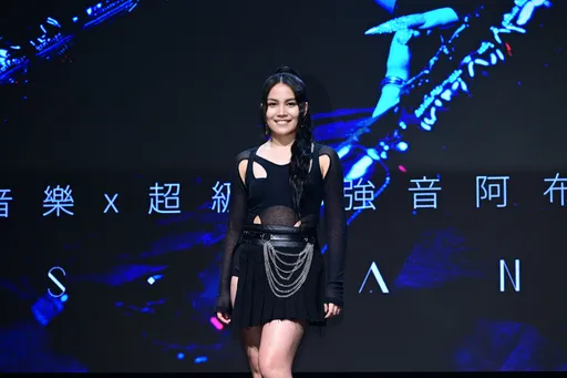 22歲最辣女強音阿布絲入圍4項金曲 認了愛裸睡只穿內褲撂話為時尚三點全露也可以