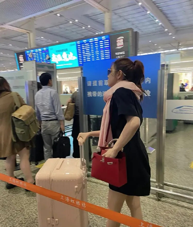 陳妍希戴香奈兒圍巾，背著愛馬仕包。翻攝渣一刀微博