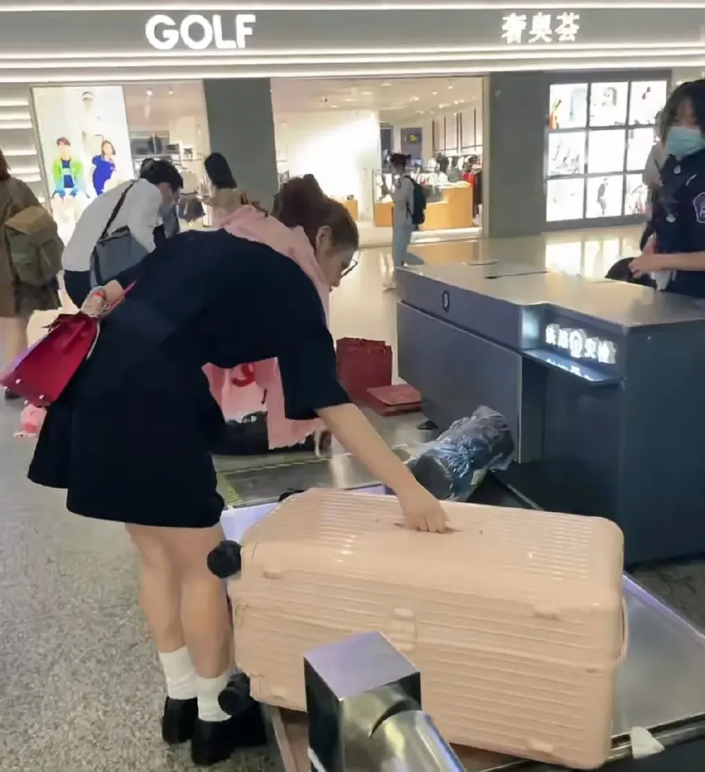 陈妍希自己提行李箱，看起来并不吃力。翻摄渣一刀微博