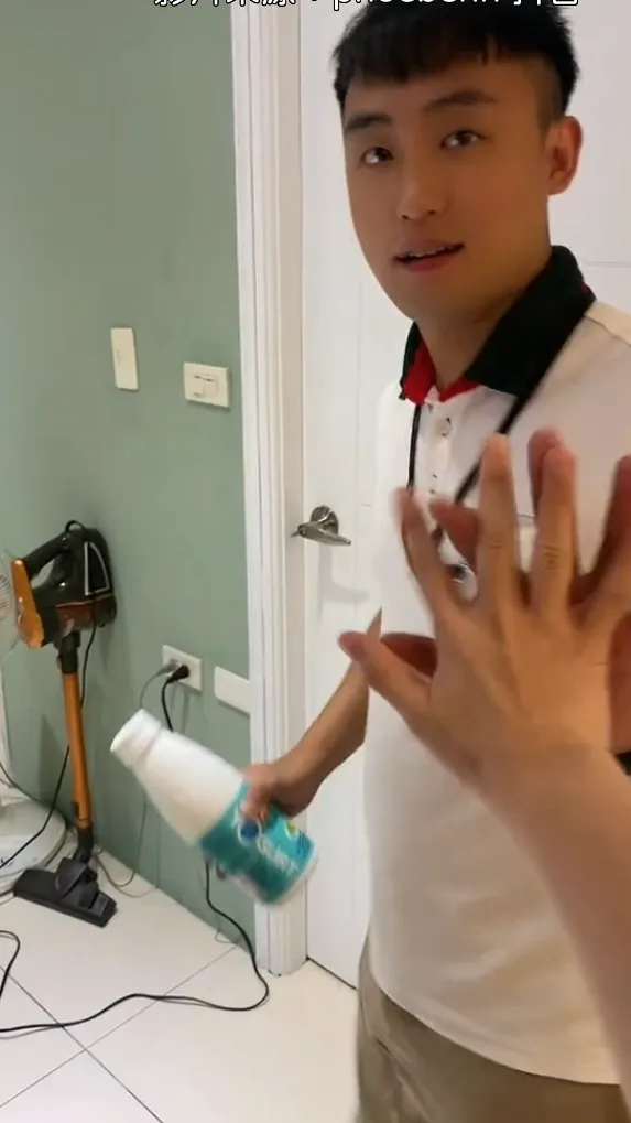 一隻手搖飲料，另一隻手也別閒。抖音@phoebenn 提供