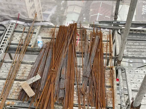 台中工地鋼筋從天而降　險砸隔壁社區保全！市府重罰21萬勒令停工