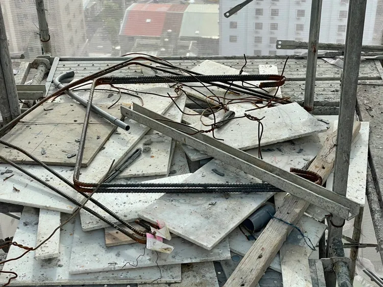 發生鋼筋掉落的工地，施工架滿是雜物。市府提供