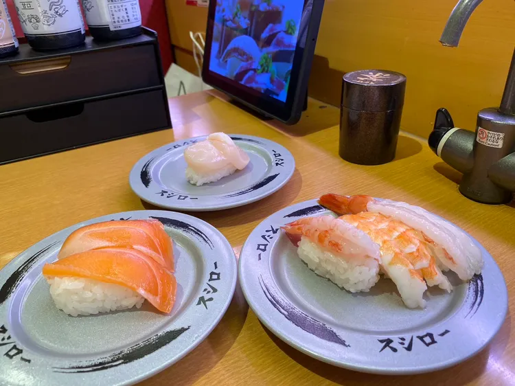壽司郎熱銷壽司包含鮭魚、鮪魚、鮮蝦3貴、貝柱。陳怡文攝