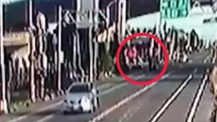 小貨車轉彎時擦撞到機車。讀者提供