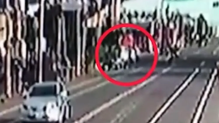 小貨車一度停靠路邊，有人下車查看後竟又開走。讀者提供
