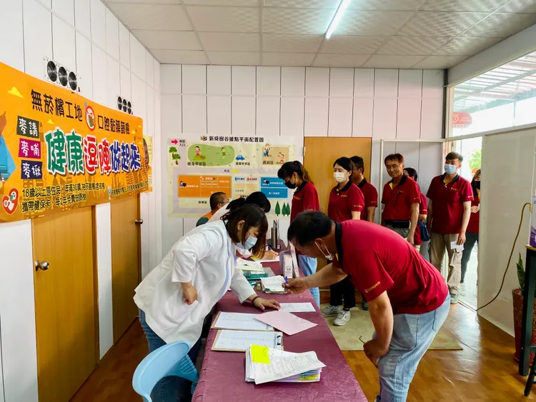 不只工人，協力廠商也受邀免費健檢。王志弘攝