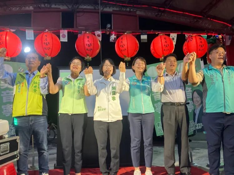 吳音寧首場政見發表會，邀請同黨立委黃秀芳、陳素月及黨部主委楊富鈞現場助講。吳音寧辦公室提供