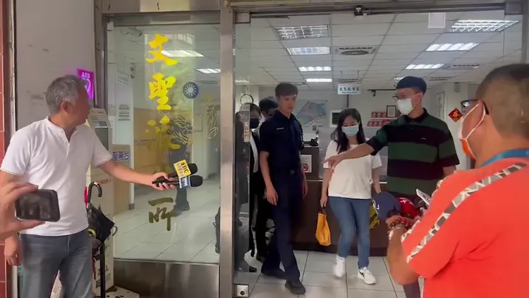 幼兒園彭姓園長（白衣女）昨從派出所離去時不發一語，移送至地檢署後以5萬元交保。翻攝畫面