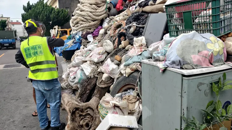 大甲清潔隊多次前往強制清除。環保局提供