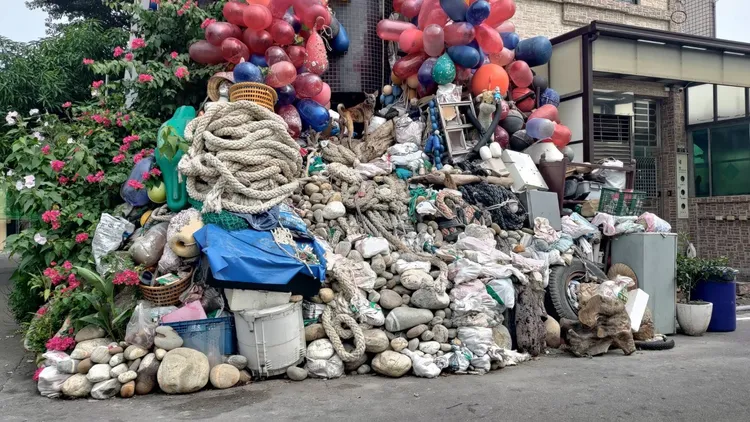 門面髒亂，佔據路面，引發鄰居不滿。環保局提供