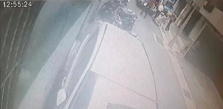 黃子佼於中午12點55分，被抬上椅式擔架，推出大樓上救護車。民眾提供