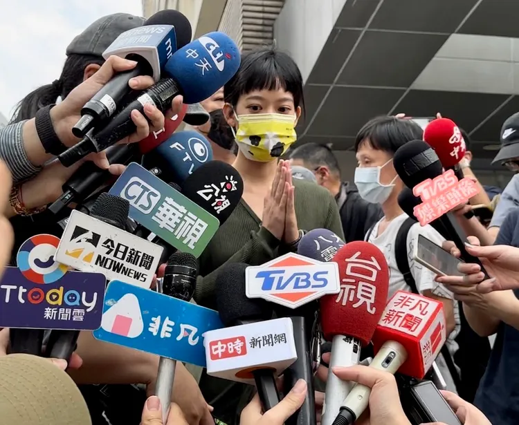 黃子佼老婆孟耿如在長庚醫院外接受訪問。特勤中心攝