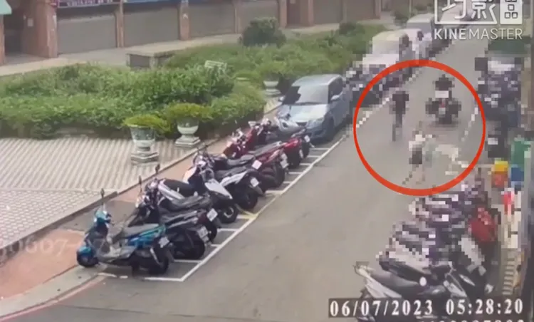 邱女穿著短褲逃出家門，酒醉林男在後面追，大街上演尖叫追逐。翻攝畫面