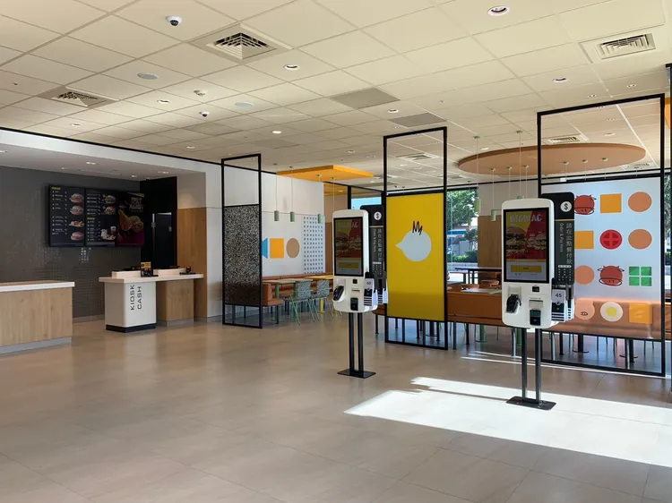 除數位自助點餐機，還有「款待大使」擔任外場服務。業者提供