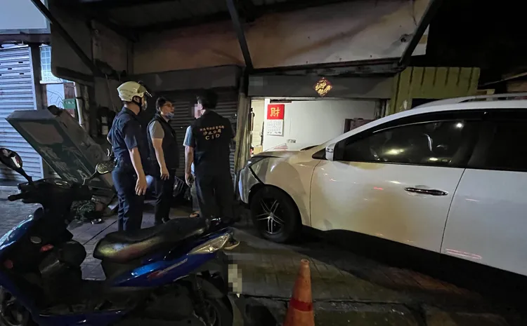 陳男開車衝撞店家。翻攝畫面