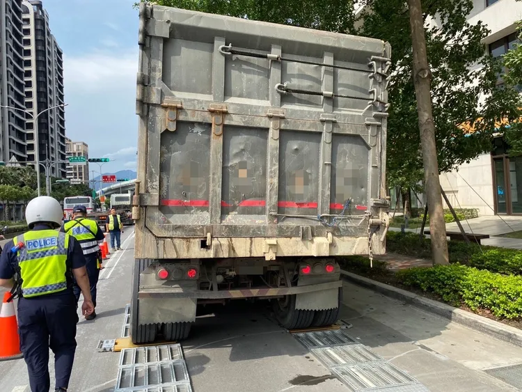 蘆洲警今年已取締1798件大型車違規。翻攝畫面