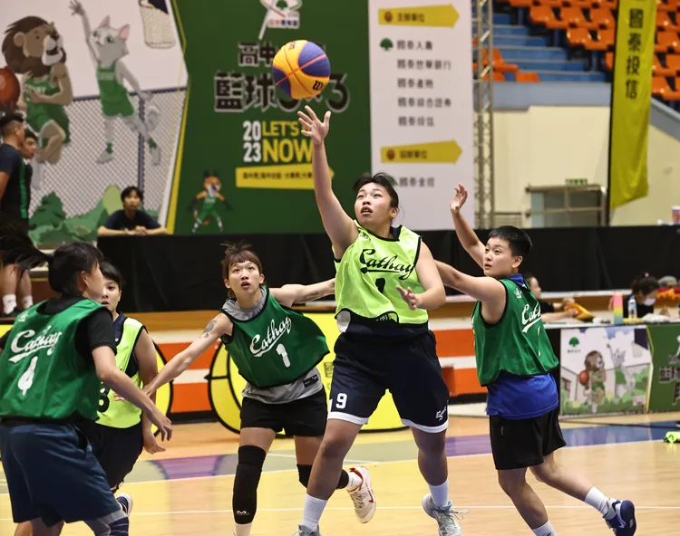 年輕球員在場上燃燒熱血，奮力搶球爭取賽事勝利。(圖/國泰金控提供)